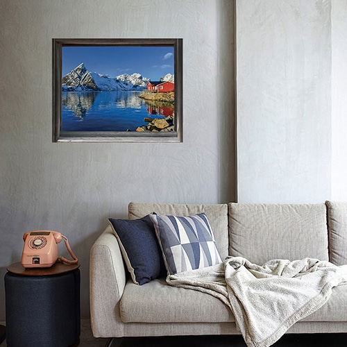 Salon cosy avec fausse fenêtre en trompe-l'oeil offrant une vue sur un fjord de finlande : Kalajoki.