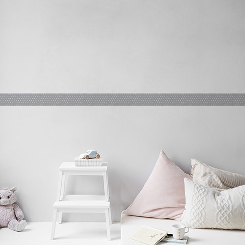Sticker frise gris et points blancs avec coussins clairs sur mur gris clair