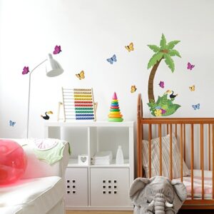 Autocollant d'un cocotier et de papillons collé sur un mur de chambre d'enfant