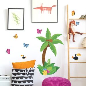 Autocollant dessiné avec papillons et cocotier sur les murs d'une chambre d'enfant