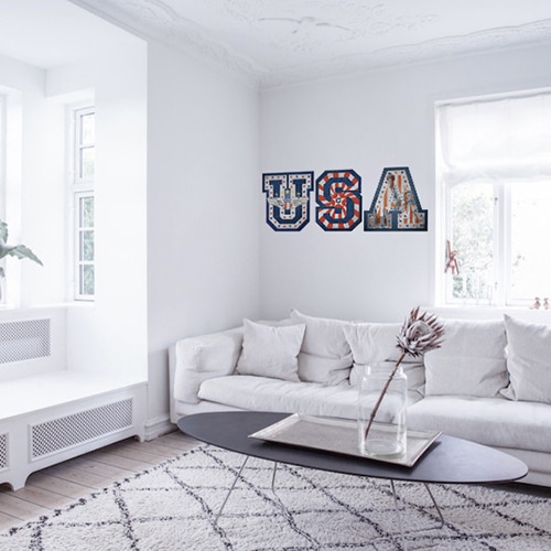 Adhésif mural lettres USA avec motifs drapeau des Etats-Unis mis en ambiance sur un mur blanc