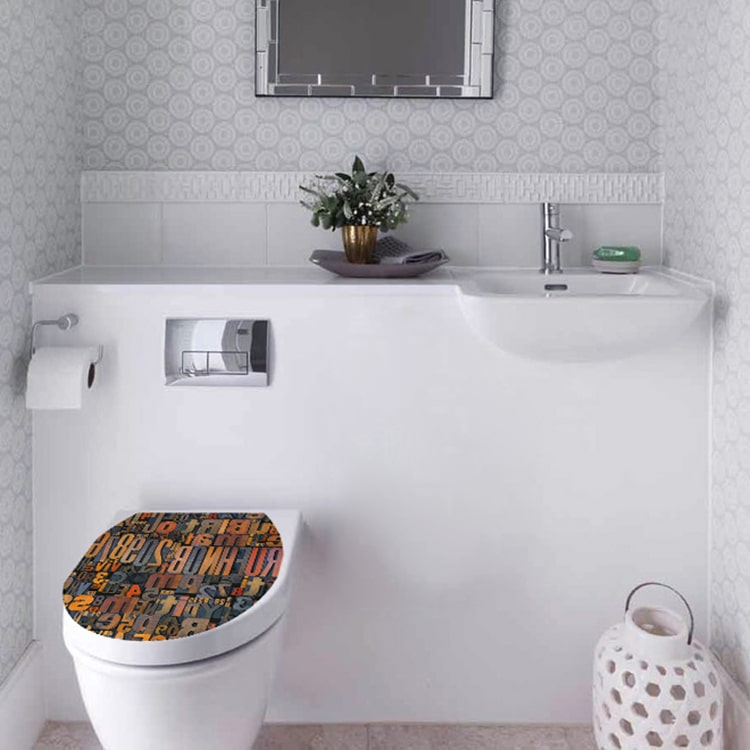 WC classique blanc orné d'un sticker décoration WC Couronne