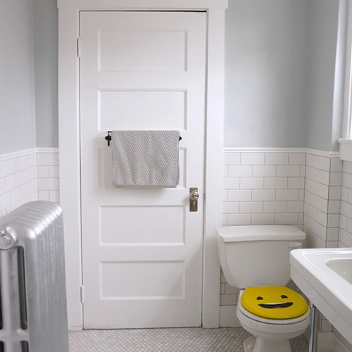 Sticker adhésif heureux jaune sur WC