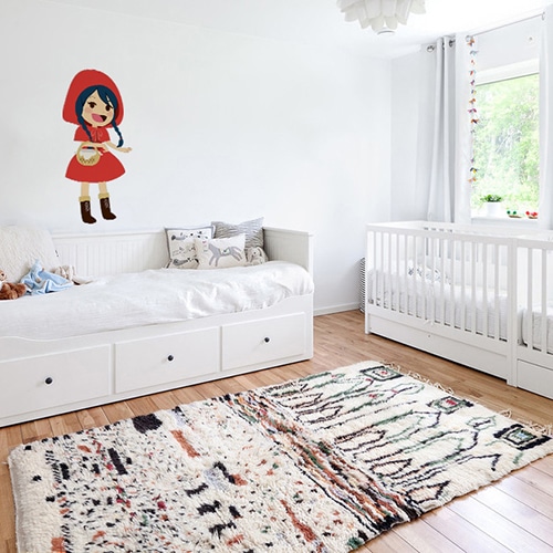 Adhésif mural pour enfants Chaperon Rouge mis en ambiance dans une chambre pour bébé