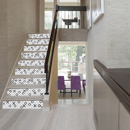 Adhésif décoratif imiation céramique grise avec motif pour contremarches d'escaliers