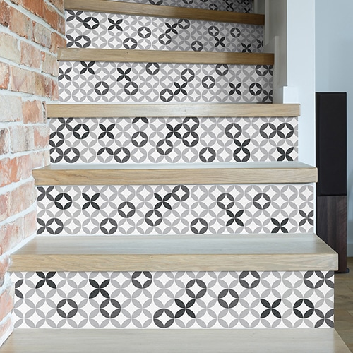 Sticker décoratif imitation céramique avec des motifs en nuances de gris pour contremarches d'escaliers