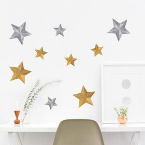 Sticker étoiles or et argents collé au mur d'un bureau