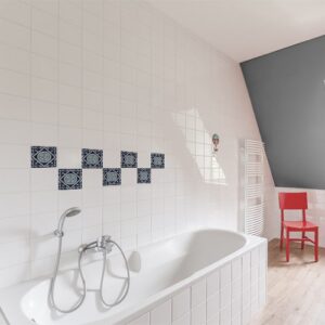 Adhésif Monza bleu décoration pour carrelage blanc de salle de bain