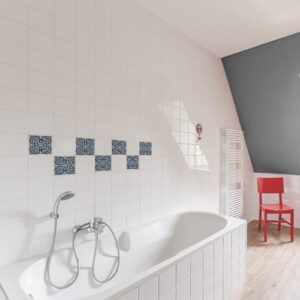 Adhésif ciment bleu et beige pour déco de carrelage de salle de bain avec baignoire