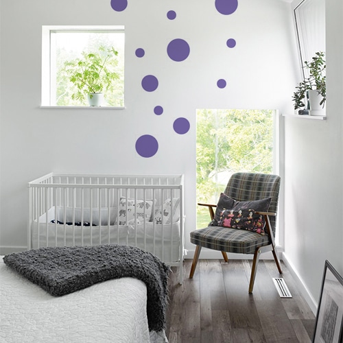 Sticker adhésif rond violet pour décoration de mur blanc de chambre d'enfant