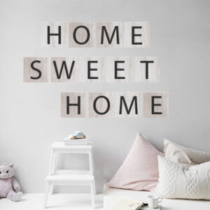 Adhésif citation sur un mur gris clair "home sweet home" pour déco de chambre d'enfant