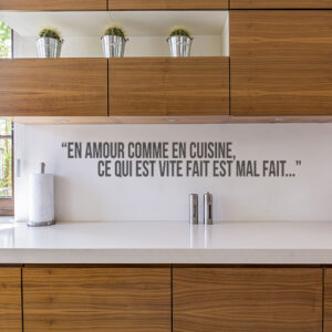 Sticker mural Amour cuisine au dessus d'un plan de travail dans une cuisine