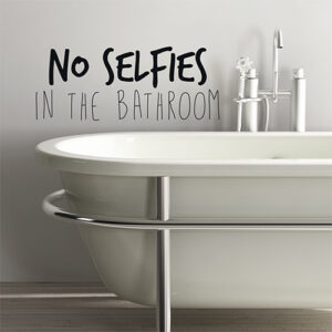 Salle de bain enfantine décorée avec un sticker citation consigne No selfie in the bathroom