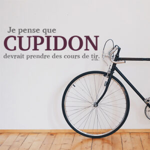Couloir d'entrée décorée avec un sticker mural Cupidon derrière le vélo