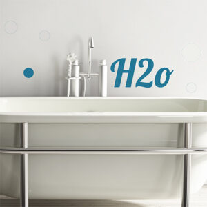 Sticker autocollant citation H20 collé au dessus d'une baignoire