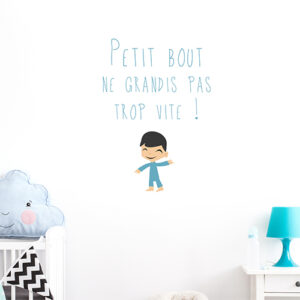 Sticker mural "petit bout ne grandis pas trop vite" dans un espace pour enfant