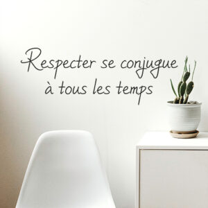 Sticker citation "respecter se conjugue à tout les temps" collé au mur