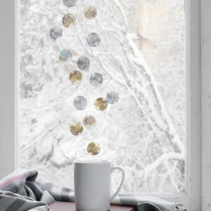 Déco de fêtes aves les Stickers électrostatiques boules de verre argent et dorés collés sur une fenêtre pour Noël et autres fêtes.