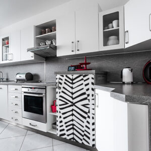 Sticker mini-frigo "Zébrure" dans cuisine moderne grise et blanche