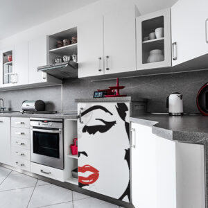 Sticker autocollant Marilyn dans une cuisine moderne gris et blanche repositionnable et simple à coller