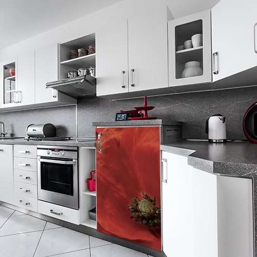 Cuisine moderne avec un petit frigo orné d'un sticker coquelicot rouge