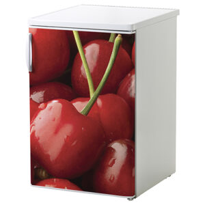 Sticker cerises rouge décorative collé sur un petit frigo blanc
