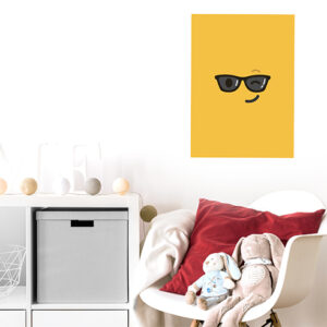 sticker smiley jaune lunettes de soleil au mur d'un coin repos