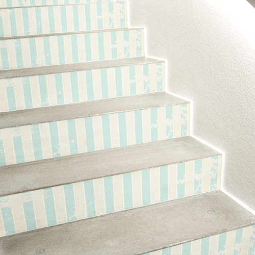 Escaliers en béton blanc avec des stickers cabane de plage collés sur les contremarches