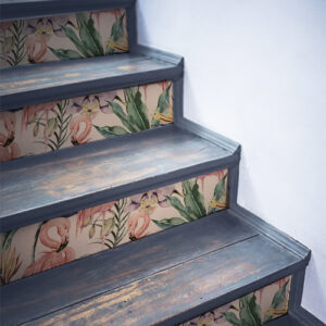 Escaliers en bois noir décorés avec des stickers flamands roses WSH