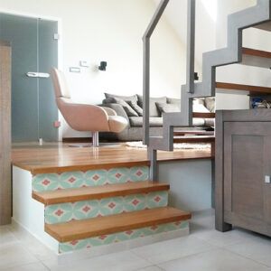 Escalier moderne en bois avec des contremarches ornées de stickers adhésifs orange et turquoise