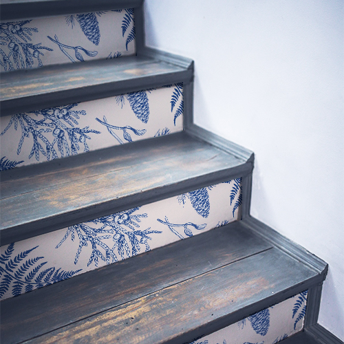 Escalier en bois noir orné de stickers pour contremarches motif fougères bleues
