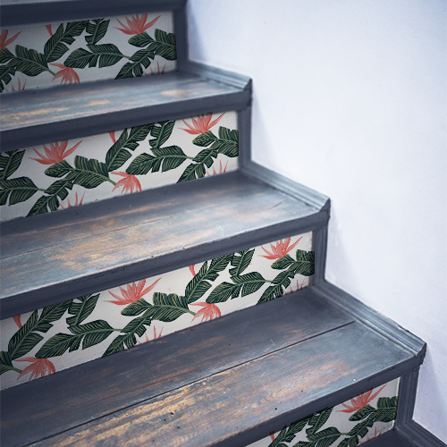 Escalier en bois recouvert de stickers autocollants décoratifs pour contremarches motifs fougères vertes et roses