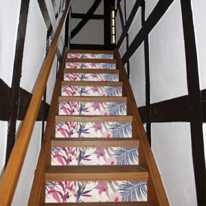 Escalier en bois classique décoré avec des autocollants représentant la faune et la flore tropicale