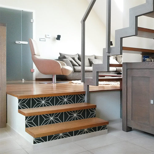 Aperçu d'une maison moderne avec des escaliers en bois décorés avec des stickers autocollants représentant des formes géométriques noirs et blanches