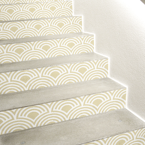 Eventails dorés asiatiques collés sur un escalier en béton blanc