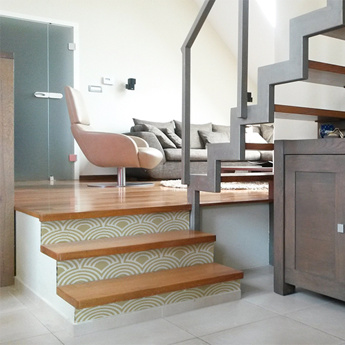 Maison moderne dont les escaliers sont décorés par des stickers modèle écailles beiges