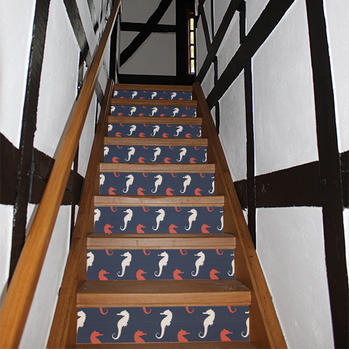 Escalier traditionnel avec des stickers représentant des hippocampes de deux couleurs collés dessus