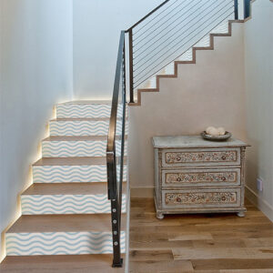 Maison luxueuse dont les escaliers sont ornés de plusieurs stickers autocollants représentant des vagues bleues clairs