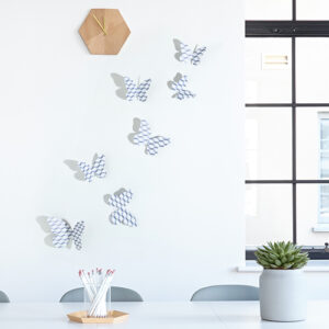 Sticker autocollant Papillons scandinave chevrons 3D sur un mur blanc avec une fenêtre et une horloge en bois