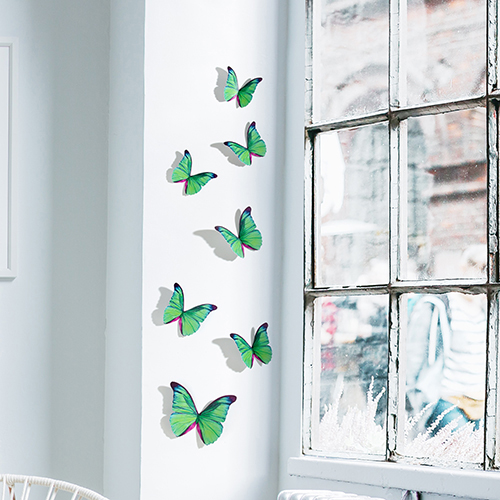 Sticker adhésif Papillons verts décoration sur un mur blanc à côté d'une fenêtre
