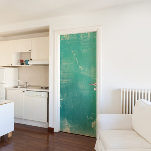 Intérieur blanc propre dont la porte d'entrée est décorée avec un sticker adhésif turquoise