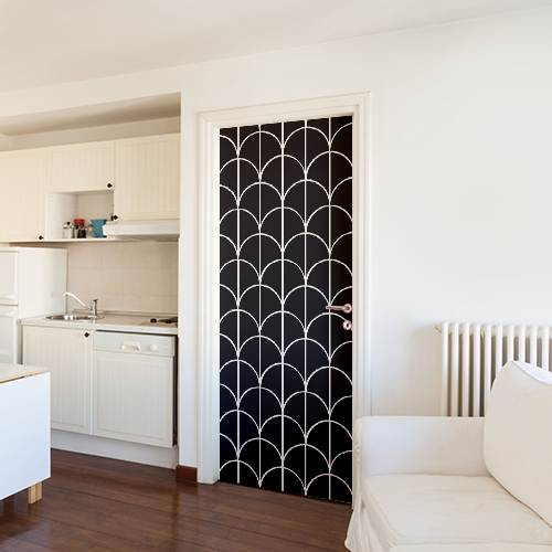 Salle de séjour blanche avec un sticker autocollant décoratif écailles noires collé sur la porte