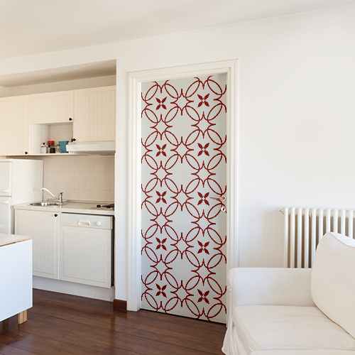 Studio blanc spacieux et décoré avec un sticker autocollant imitation céramique rouge et blanche sur la porte