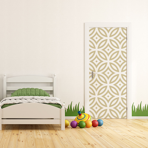 Chambre d'enfant avec un sticker autocollant blanc et or collé sur la porte d'entrée avec lit et jouets pour créer un univers et un monde imaginaire