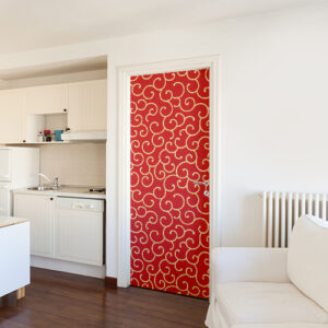 Porte d'entrée d'un studion décorée avec un sticker arabesque rouge