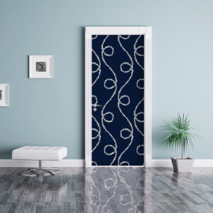 Sticker bleu cordes blanche collé sur la porte en accord avec le mur de couleur bleue